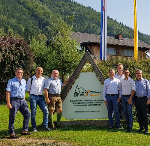 Le due delegazioni (sulla destra quella della Regione Fvg guidata dall'assessore Zannier e dal vicepresidente del Consiglio regionale Stefano Mazzolini) al centro di formazione forestale statale BFW di Ossiach